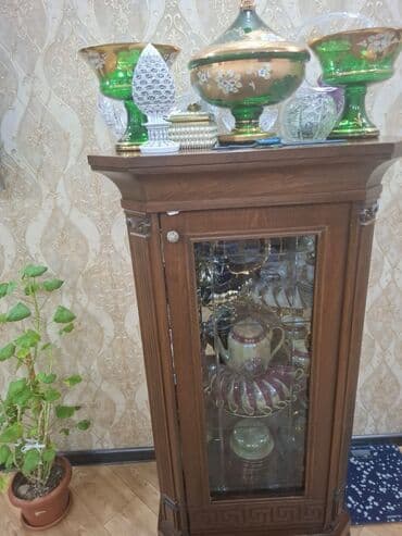 Şüşəli dolab vitrini