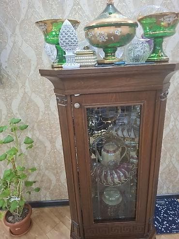 Стендовые витрины: Стеклянная витрина-шкаф — 1