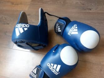 Boks kisələri: Məhsul: Adidas boks dəsti Tərkib: - 1 cüt Adidas boks əlcəyi - Adidas — 2