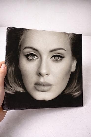 trek: Məhsul: “25” – Adele albomu (vinil) Təsvir: - Format: 12" vinil plağı — 1