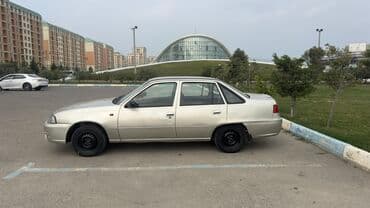 surət qutusu: Daewoo Nexia sedanı - Kuzov: 4 qapılı sedan, açıq gümüş rəng - Nömrə — 2