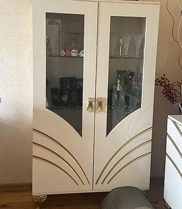 Qonaq otağı mebeli Mebelin hec bir zedesi yoxdu. Tekce tek qapili