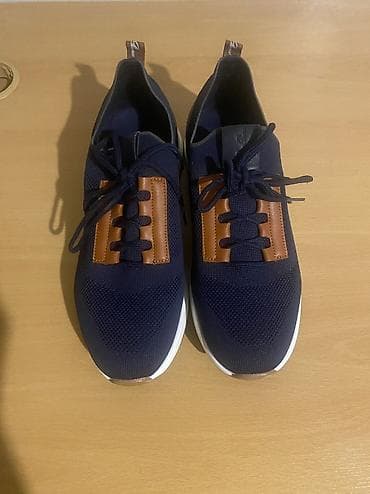 Şəxsi əşyalar: Kişi idman üslubunda günlük ayaqqabı - Rəng: tünd göy. Tezedir — 10