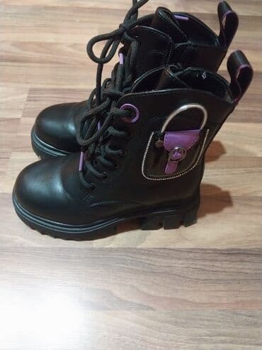 Qara dəri görkəmli, qalın altlıqlı uşaq/yeniyetmə botları. - Model