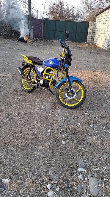 qaz 24 masin: Moped/motosiklet – “M50” seriyası, mavi rəngdə, sarı aksesuarlarla — 4