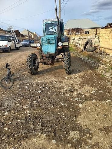 aksesuar maşın: Mavi rəngli kənd təsərrüfatı traktoru - Tam ölçülü kabinalı, ön və — 1
