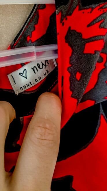 altı qırmızı ayaqqabı: Next Baby platya. 12-18 ay razmer. Pışnıy modeldir. Altında astarı — 3