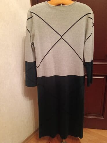 qadin jaket modelleri: Boz və tünd yaşıl rəngli uzun qadın kardiganı. Kardigan V-yaxalıdır və — 2