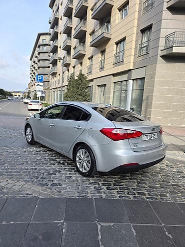 Kia Cerato (Forte) sedan – gümüş rəng. Xüsusiyyətlər: - Kuzov: 4 — 5