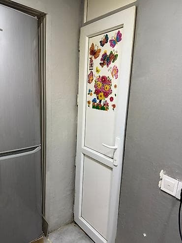 Plastik qapı (PVC) – ağ rəngdə, iki panelli dizayn. Xüsusiyyətlər: -