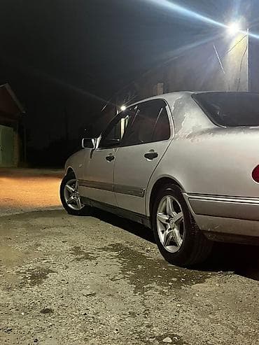 Mercedes-Benz E 320: 3.2 l | 1996 il Sedan — 7