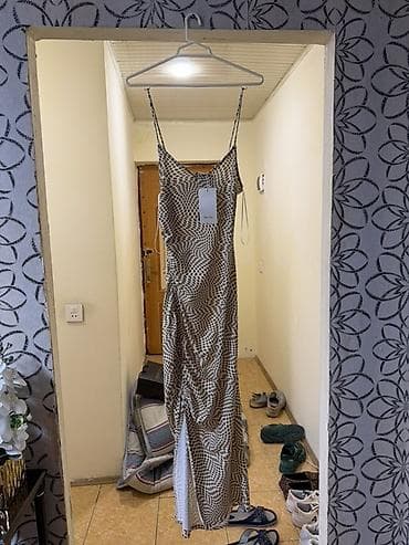 - Naxışlı uzun don - İncə spaghetti asqılı, V-kəsim ön hissə - Bədəndə