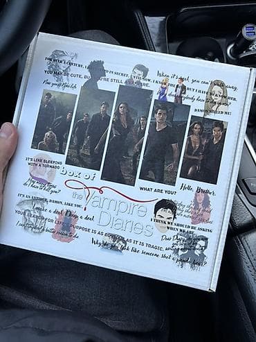 nabor hacar: “The Vampire Diaries” tematik qutu – 12 predmet Məzmun: - A4 poster - — 6