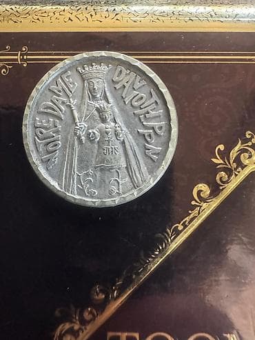 gumus 51: Məhsul: “Notre Dame d’Ayot Pin” təsvirli medalyon/suvenirdir — 1