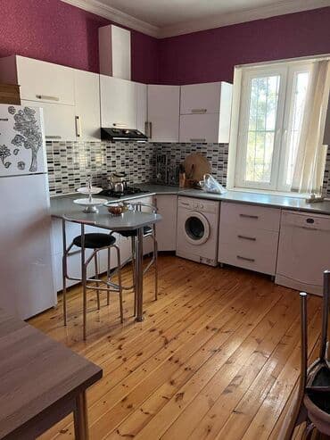 konteyner mağaza: Yeni Ramanada, Kolleci və Şamlığı keçdikdən sonra, əsas yolun — 14