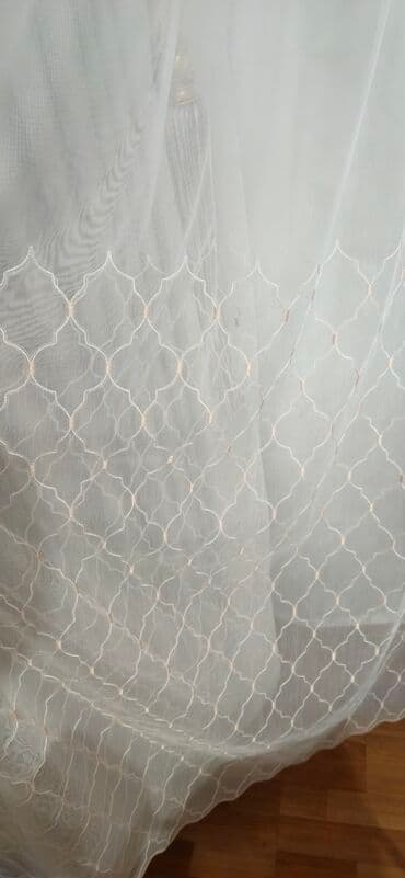 maqnit perde: Ağ rəngdə, zərif naxışlı tül pərdə. Otağa yüngüllük və incəlik qatır — 6