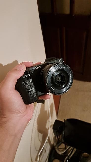 Sony Alpha a6400 kamera dəsti - Kamera: Sony α6400 (APS‑C, 4K