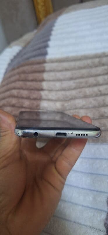 işlənmiş telfonlar: Redmi smartfon Xüsusiyyətlər: - Ekran: Tam ekran dizayn, mərkəzdə — 3