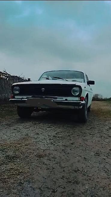 avtomobil vaz: QAZ-24 “Volqa” sedan - Kuzov: 4 qapılı sedan, ağ rəng - Ön hissə — 2