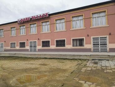 1ci mərtəbə arendaya verilir. Yol kənarında dayanacaq üçün yerlər var