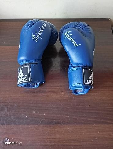 Əlcəklər: Orijinal Adidas uşaq boks əlcəkləri satılır. Ölçüsü 4 oz (4-6 yaş — 2