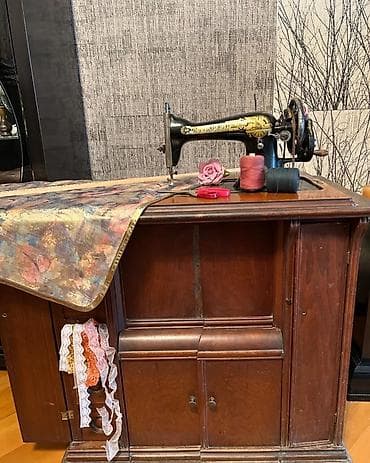 Antik Singer tikiş maşını və orijinal taxta dolab - Brend/model: The