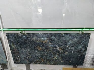 metbex mebel arasi kafel: Tünd rəngli səthə malik bu mərmər plitə, təbii damarlı naxışları ilə — 1