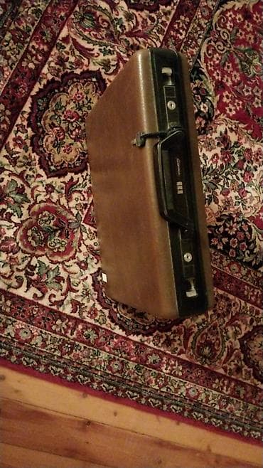 Kombinasiya kilidli sərt portfel/çantadır. Xüsusiyyətlər: - Sərt