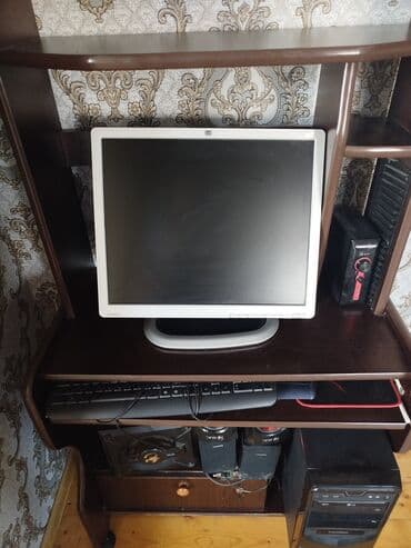 monitor 19: Stolüstü kompüter dəsti Tərkibi: - HP L1950 LCD monitor (təxminən — 2