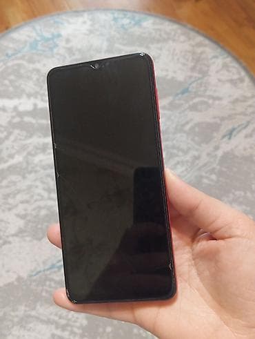 Qırmızı korpuslu smartfon - Ön hissədə damla tipli kamera çıxıntısı