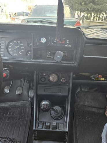 ваза стеклянная прозрачная высокая без узора: Model: VAZ 2107 (klassik sedan) Kuzov: ağ rəng, 4 qapı Ön hissə: xrom — 4