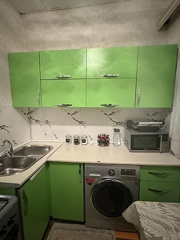 Mətbəx mebel dəsti – parlaq yaşıl fasadlı, ağ rəngli iş masası ilə