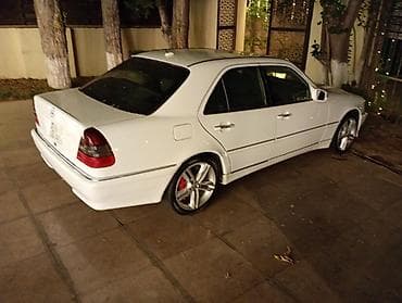 Mercedes-Benz C-Class: 2.3 l | 2000 il Sedan