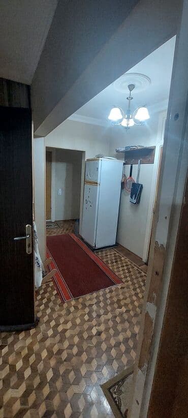 Bu mənzil geniş dəhliz, yataq otağı və qonaq otağı/mətbəx sahəsini