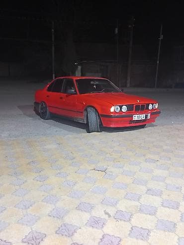 06 diskleri: BMW 5 Series E34 sedan – qırmızı rəng, 4 qapı, 1990‑cı illərin klassik — 8