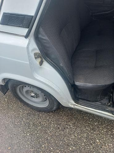 masin kompressor ustasi: VAZ 2107, ağ rəng, sedan kuzov. Mühərrik və ötürmə: - Benzin — 6