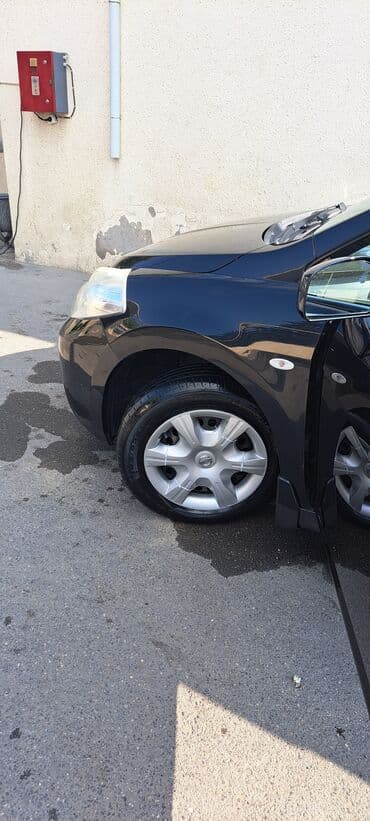 faizsiz kreditlə maşın: Nissan Tiida avtomobili hər gün rahat istifadə üçün nəzərdə tutulmuş — 8