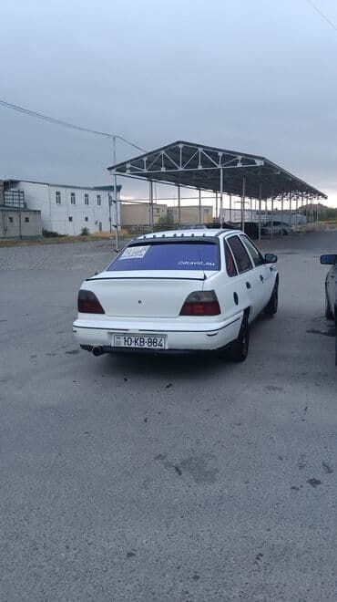 диски на зимнюю резину хендай элантра 2006: Ağ rəngli sedan, 4 qapı, ön‑arxa tamponları və güzgüləri qara — 4