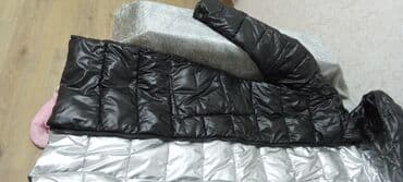 демисезонные куртки с капюшоном: Qadınlar üçün yüngül şişmə plaş/kurtka - Rəng: ön tərəf qara, iç — 2