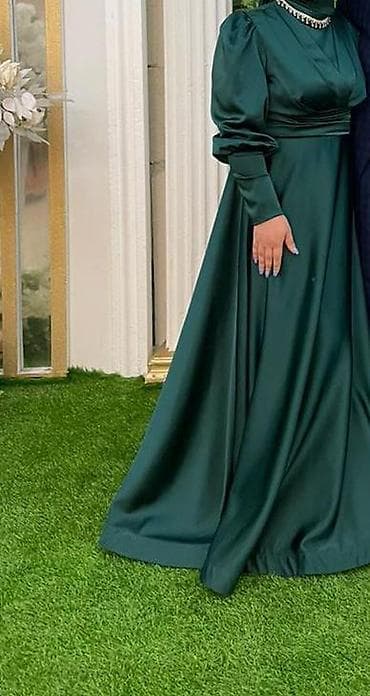 don: Zümrüd yaşılı rəngdə, uzun və axıcı kəsimli ziyafət/gecə geyimi. 170 — 1