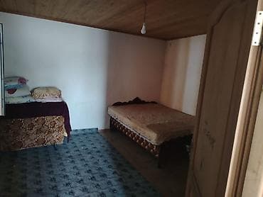 Kirayə üçün sadə yataq otağı - 1 otaqlı yaşayış sahəsi: taxta tavan