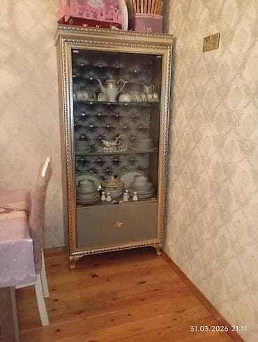Klassik üslubda vitrinli qab-dadlı şkaf - Material: bərk korpus, ön
