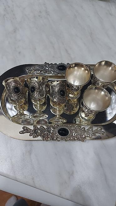 Dekorativ naxışlarla işlənmiş metal badə və sini dəsti. Dəstə 6 ədəd — 1