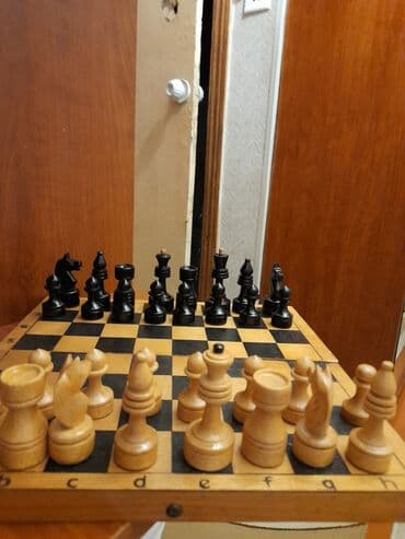 Dəbilqələr: Bu şahmat dəsti klassik dizaynda hazırlanmış taxta fiqurlardan və — 4