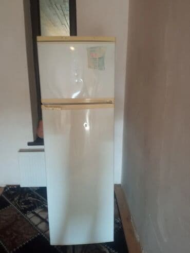 İkiqapılı soyuducu - Yuxarıda dondurucu bölmə, aşağıda əsas soyuducu