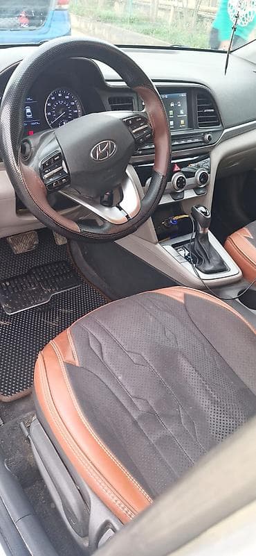 hundai acsent: Hyundai Elantra sedan – gümüşü rəng, modern dizaynlı ön barmaqlıq və — 9