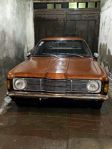 tekerler type 0: Klassik Ford Taunus sedan. 1973-cü il. Bütün sənədləri qaydasındadır — 1