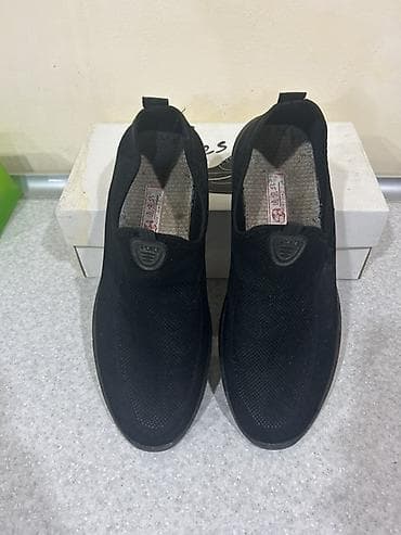 Qara rəngli slip-on kişi krossovkaları - Dizayn: Minimalist, tam qara