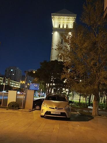avtomobil baqaj: Toyota Prius Hybrid – gümüş rəng, 5 qapılı liftbek gövdə. Texniki — 3