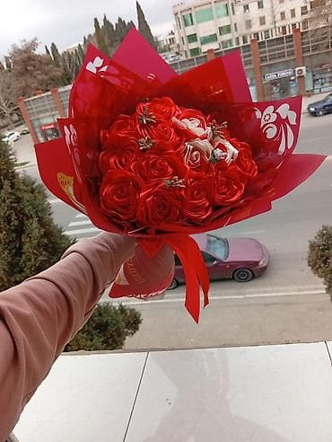 qızılgül haqqında məlumat: Qırmızı güllərdən buket - Tərkib: parlaq qırmızı güllərdən sıx — 2